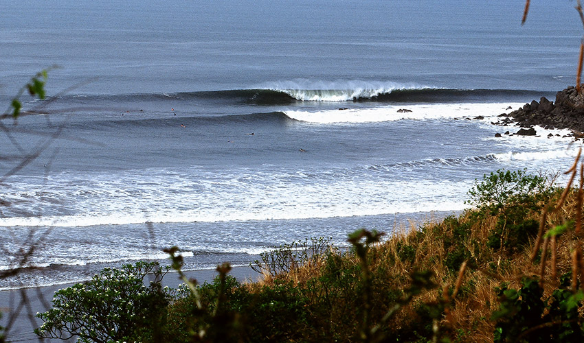 barca-rodrigo-cardoso-las-flores-surf.jpg