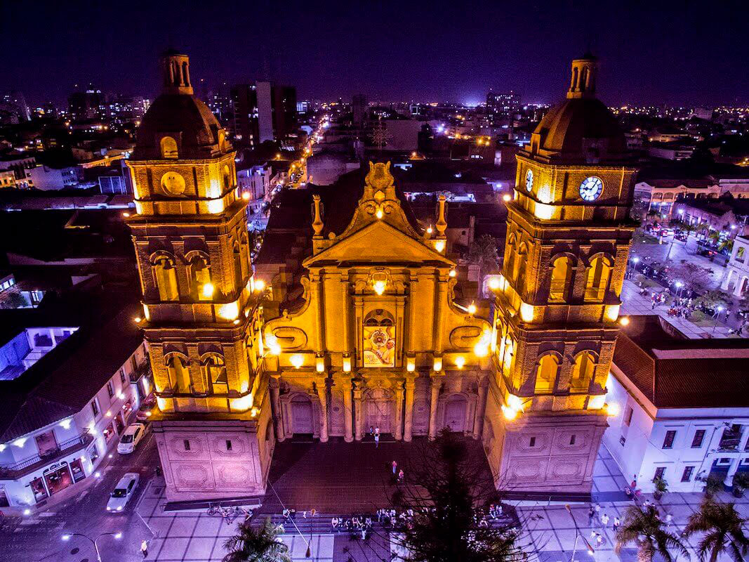 Santa-Cruz-de-noche-catedral-de-noche